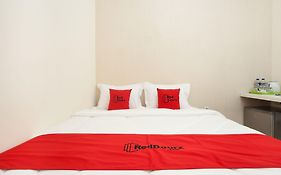 RedDoorz Plus At K23 Rungkut Madya